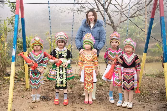 Hoa hậu Thùy Tiên lội bùn lên vùng cao tặng quà các em nhỏ - Hình 6 Hoa hau Thuy Tien loi bun len vung cao tang qua cac em nho-Hinh-6