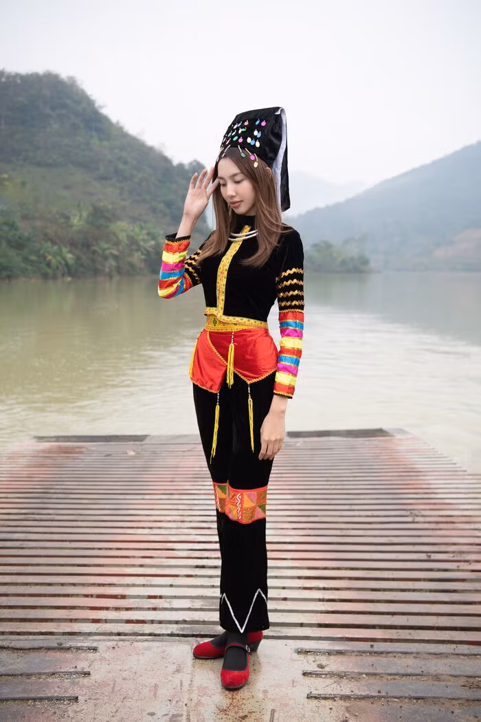 Hoa hậu Thùy Tiên lội bùn lên vùng cao tặng quà các em nhỏ - Hình 11 Hoa hau Thuy Tien loi bun len vung cao tang qua cac em nho-Hinh-11