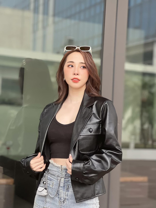 Quynh Nga cang thang khi dong cung ban dien kem tuoi-Hinh-7