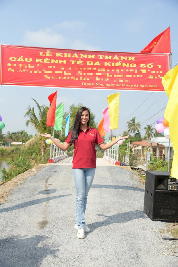 Chia sẻ cảm xúc tham gia chương trình thiện nguyện đầu tiên hậu điều trị COVID-19, Kim Duyên xúc động: “Duyên rất vui và tự hào vì được đồng hành trong những chương trình, hoạt động cộng đồng vô cùng ý nghĩa với tổ chức Hoa hậu Hoàn vũ Việt Nam. Đây là công trình thiết thực, đóng góp rất lớn vào việc xây dựng cầu bắc qua kênh để tạo sự lưu thông thuận tiện, giúp cải thiện đáng kể, hỗ trợ đời sống sinh hoạt và kinh tế cho người dân tại tỉnh Long An”.