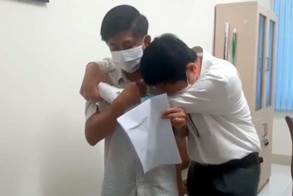 Giam doc CDC 'nhung cham' Viet A, nuoc mat tiep tuc tuon roi