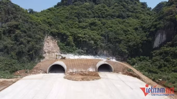 Thong ham chui cao toc Bac Nam, tram cong nhan khong nghi le gio To