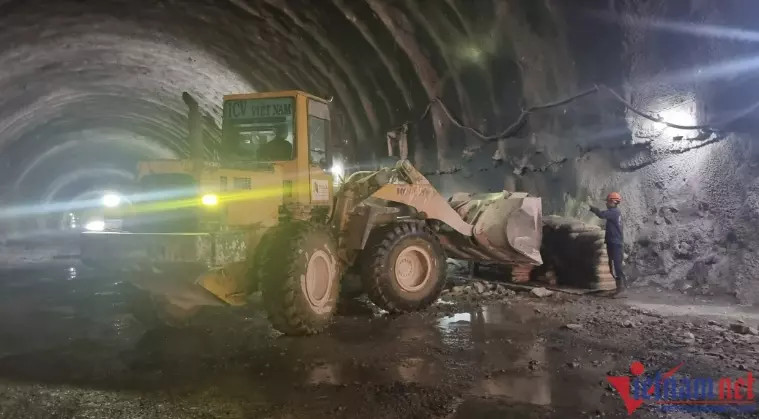 Thong ham chui cao toc Bac Nam, tram cong nhan khong nghi le gio To-Hinh-11