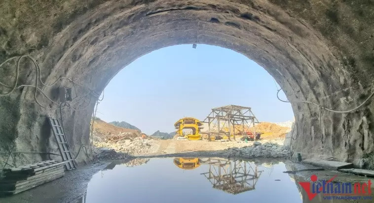 Thong ham chui cao toc Bac Nam, tram cong nhan khong nghi le gio To-Hinh-12