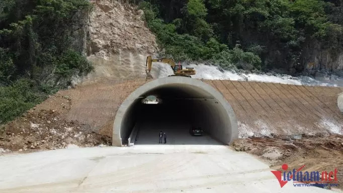 Thong ham chui cao toc Bac Nam, tram cong nhan khong nghi le gio To-Hinh-3