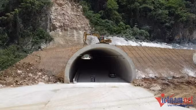 Thong ham chui cao toc Bac Nam, tram cong nhan khong nghi le gio To-Hinh-3