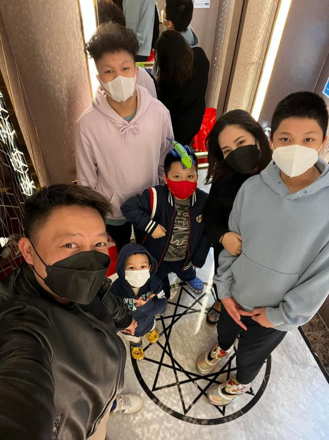 BTV Quang Minh khoe nha dong con, thac mac ve ngay Tet-Hinh-2