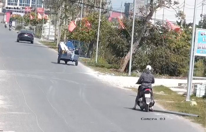 Thấy xe ba gác rơi đồ, nữ tài xế có hành động này khiến người khen người trách - Hình 2 Thay xe ba gac roi do, nu tai xe co hanh dong nay khien nguoi khen nguoi trach-Hinh-2