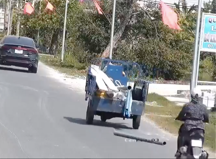 Thấy xe ba gác rơi đồ, nữ tài xế có hành động này khiến người khen người trách Thay xe ba gac roi do, nu tai xe co hanh dong nay khien nguoi khen nguoi trach