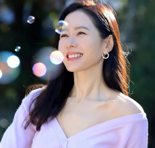 Bí quyết rửa mặt trẻ hóa làn da của Kim Tae Ri và chị đẹp Son Ye Jin - Hình 6 Bi quyet rua mat tre hoa lan da cua Kim Tae Ri va chi dep Son Ye Jin-Hinh-6