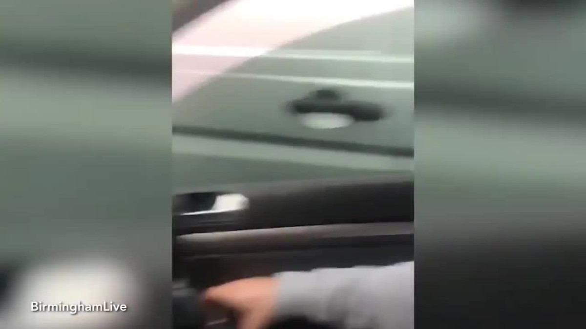 Bị nhắc phóng xe nhanh, tên côn đồ nổi điên rút mã tấu chém ô tô Bi nhac phong xe nhanh, ten con do noi dien rut ma tau chem o to