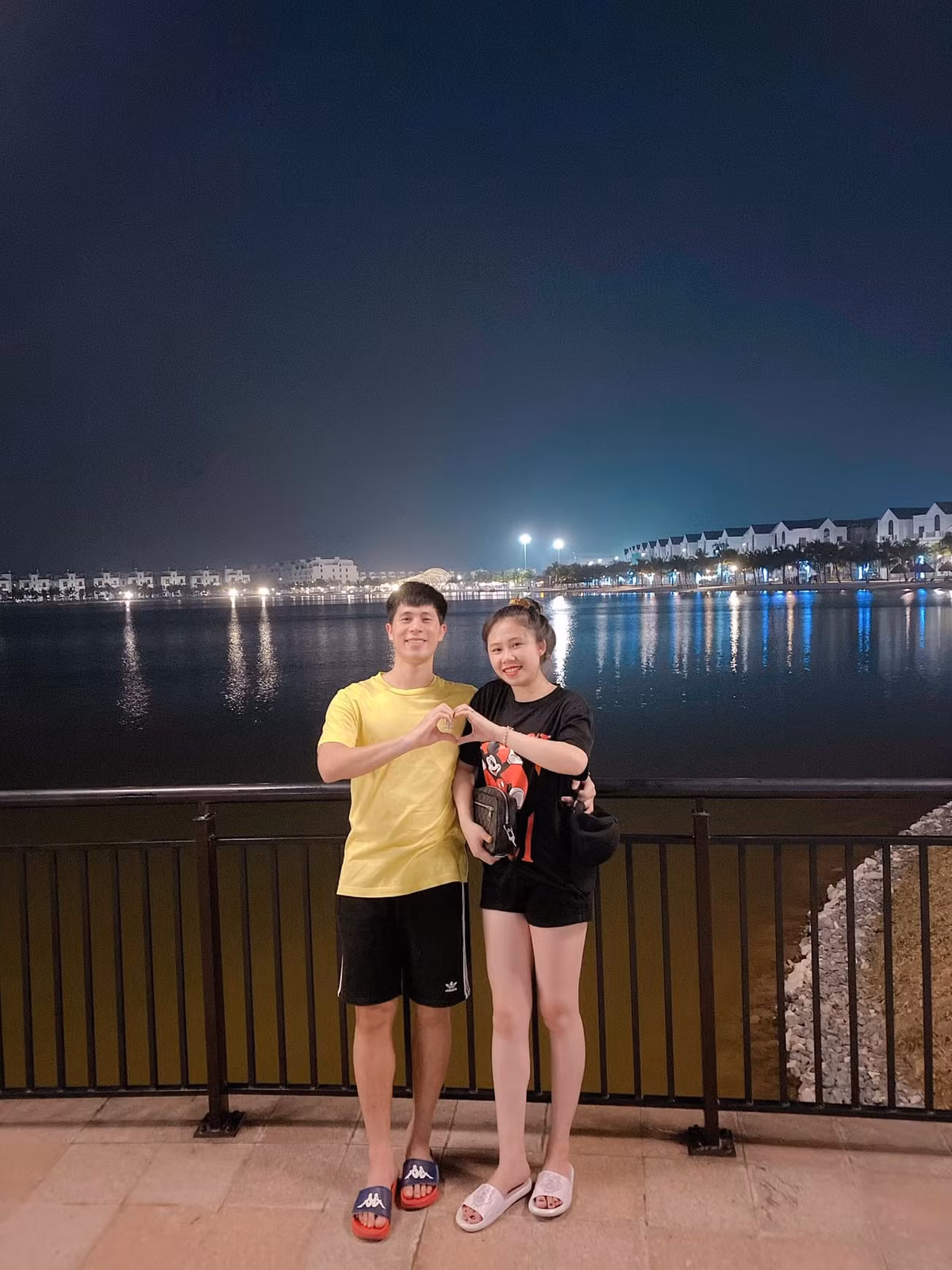 Từ khi Đình Trọng cùng U23 Việt Nam tỏa sáng giải U23 châu Á 2018, chuyện tình của anh và bạn gái quê Điện Biên được chú ý nhiều hơn. Tuy nhiên, đôi trẻ kín tiếng khi không chia sẻ quá nhiều trên mạng xã hội. Thậm chí, thời điểm đó, ngoài biệt danh Trang “Heo”, năm sinh và quê quán của cô, dân mạng không biết gì thêm về nửa kia Đình Trọng.