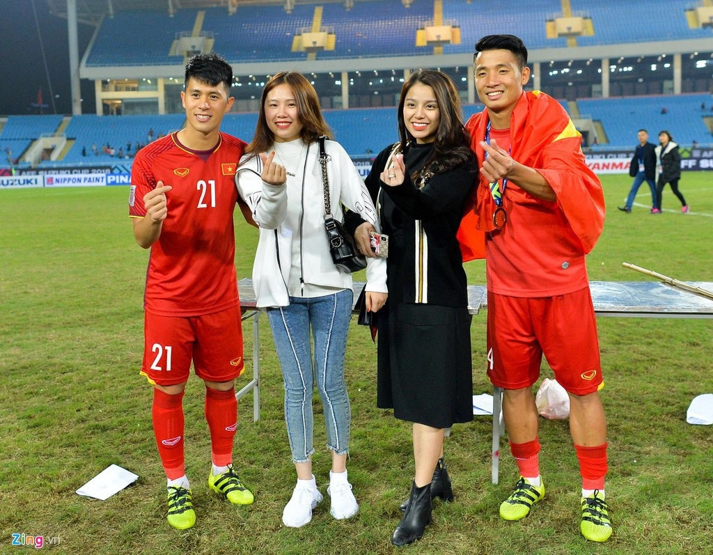 Huyền Trang nhiều lần tới sân cổ vũ bạn trai thi đấu nhưng ít khi chia sẻ ảnh check-in. Lần hiếm hoi cô xuất hiện bên người yêu trước báo chí là khi đội tuyển Việt Nam vô địch AFF Cup 2018. Nàng WAGs được khen có phong cách giản dị. Ảnh: Việt Hùng.