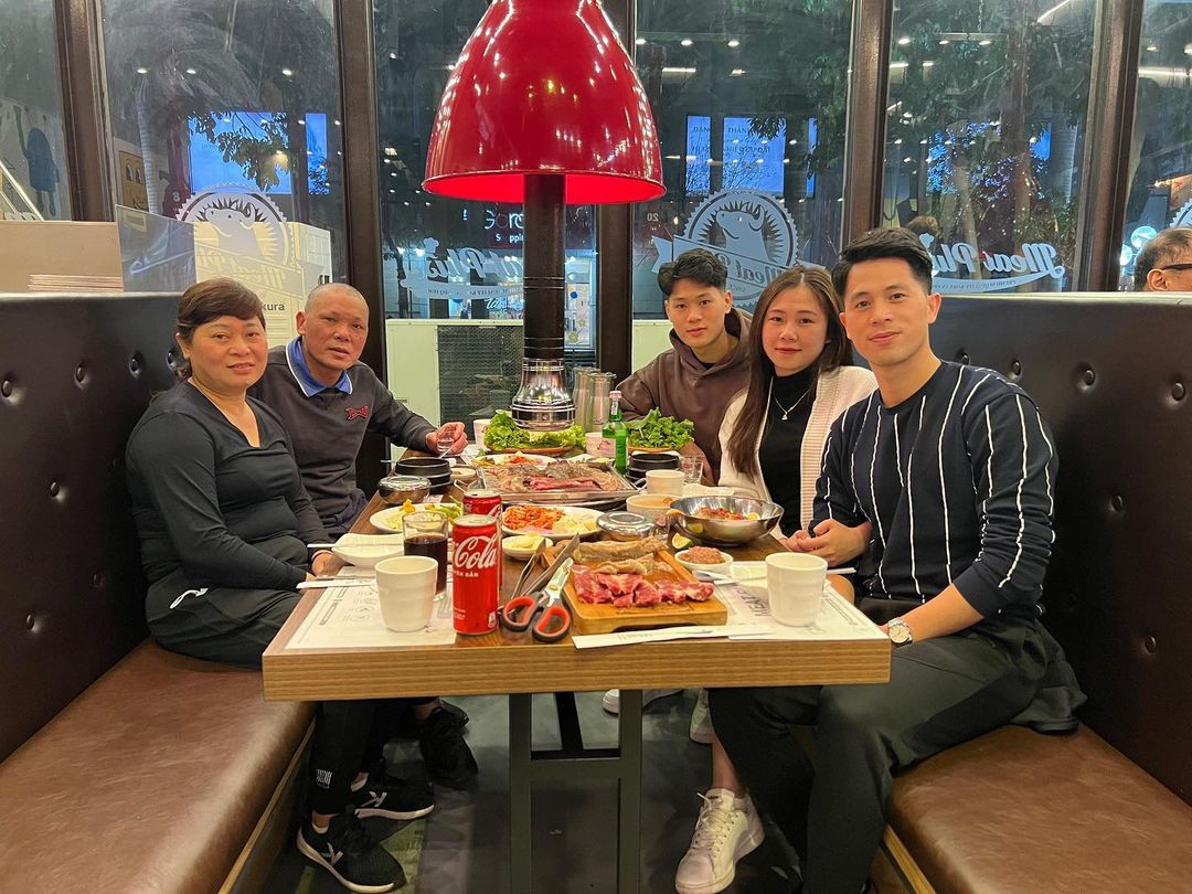 Vào sinh nhật và những dịp đặc biệt, Trọng “Ỉn” và Trang “Heo” thường xuyên chia sẻ ảnh chụp chung cùng lời nhắn nhủ ngọt ngào cho đối phương. Cô gái 27 tuổi cũng thường xuyên có mặt trong những lần họp mặt của gia đình Đình Trọng.