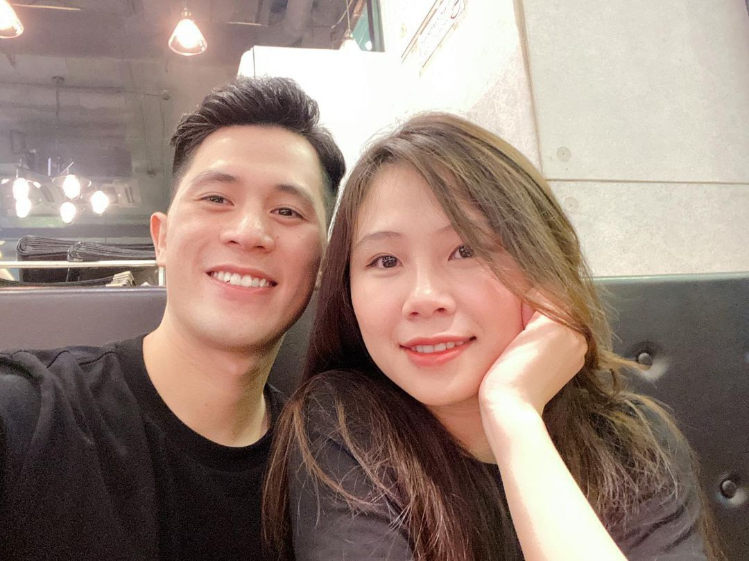 Khi 2 người anh trong bộ 3 trung vệ là Bùi Tiến Dũng và Đỗ Duy Mạnh đều đã yên bề gia thất, Đình Trọng cũng được fan thúc giục chuyện cưới xin. Người hâm mộ hy vọng anh và bạn gái sớm về chung một nhà, đưa tình yêu lâu bền bước sang trang mới.