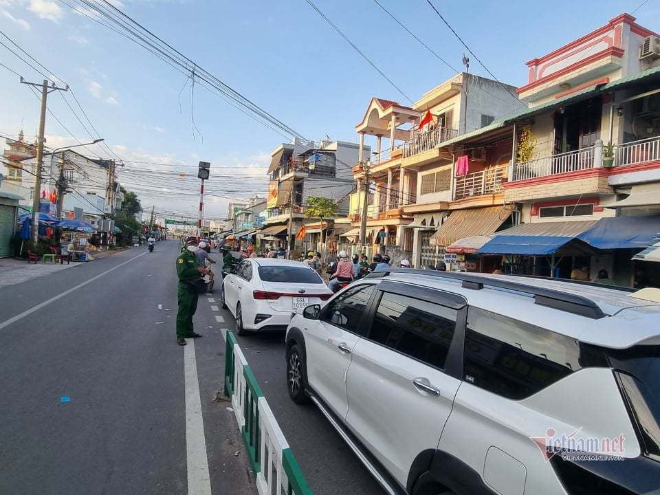 Nguoi dan un un tro lai TP.HCM, pha Cat Lai qua tai-Hinh-6