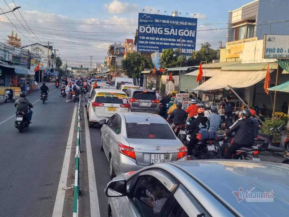 Nguoi dan un un tro lai TP.HCM, pha Cat Lai qua tai-Hinh-4