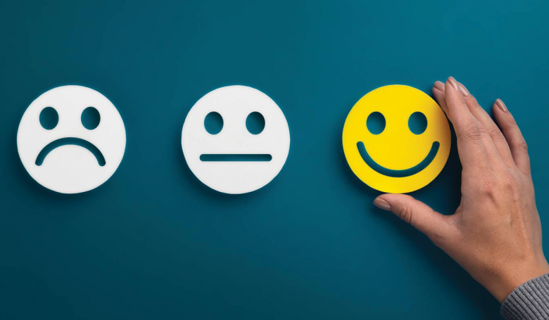 Tinh thần phấn kích. Khi gặp xui xẻo, con người sẽ có cảm giác buồn phiền, không muốn tiếp xúc với ai, chỉ thích ở một mình. Ngược lại, khi tâm trạng phấn chấn và muốn tụ tập, quây quần bạn bè, người thân thì có nghĩa là những điều tốt đẹp đang diễn ra. Lúc này, bạn nên lan tỏa những năng lượng tích cực đến mọi người xung quanh để nhân đôi, nhân ba may mắn. 