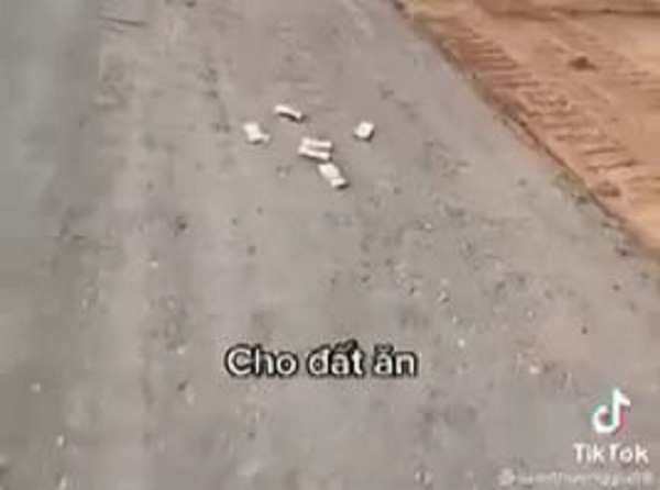 Cong an lam viec voi thanh nien tha tien 'cho dat an' o Ba Ria - Vung Tau-Hinh-2