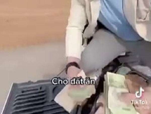 Cong an lam viec voi thanh nien tha tien 'cho dat an' o Ba Ria - Vung Tau