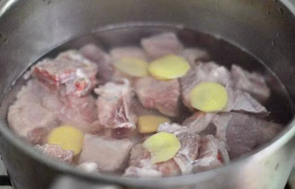 Chan suon heo voi nuoc soi chua du, lam them 1 buoc nua moi sach-Hinh-2