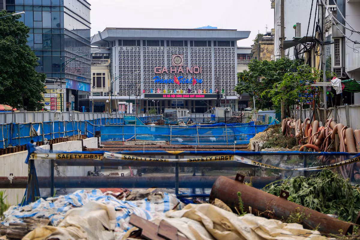 Dự án đường sắt Nhổn - Ga Hà Nội chính thức được khởi công từ tháng 10/2010 đến nay đã được gần 12 năm. Hiện tại công trình vẫn chưa đưa vào sử dụng do nhiều hạng mục có dấu hiệu xuống cấp.