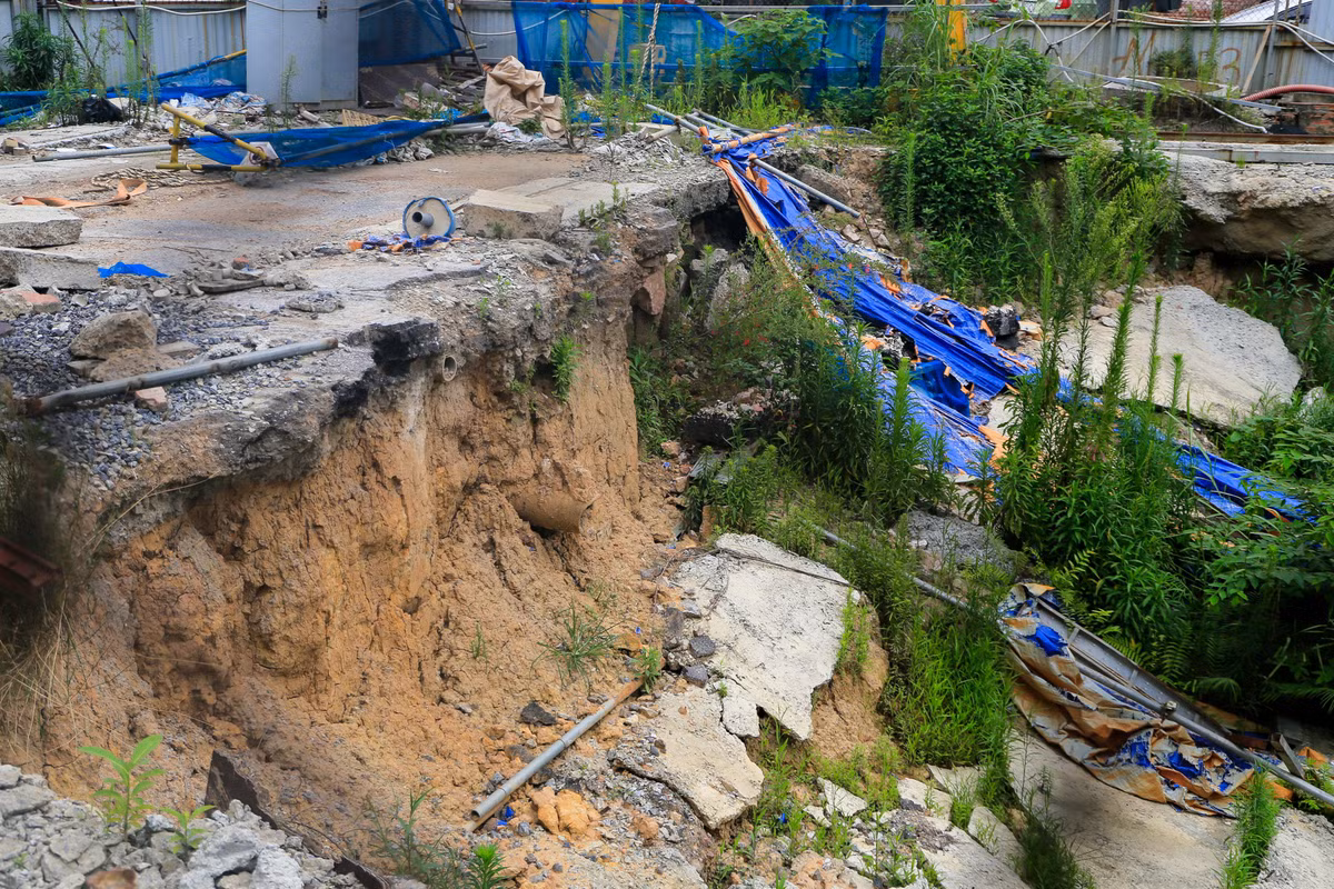 Việc chậm tiến độ của dự án khiến thời gian thi công kéo dài hơn ban đầu, dẫn đến nhiều hệ lụy ảnh hưởng đến môi trường, giao thông đô thị và người dân sống xung quanh.
