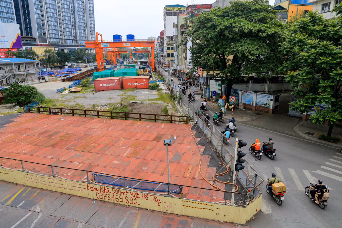 Nhiều tuyến đường có dự án đường sắt Nhổn - Ga Hà Nội thường xuyên xảy ra tình trạng tắc đường do thu hẹp một phần đường cho công trường.