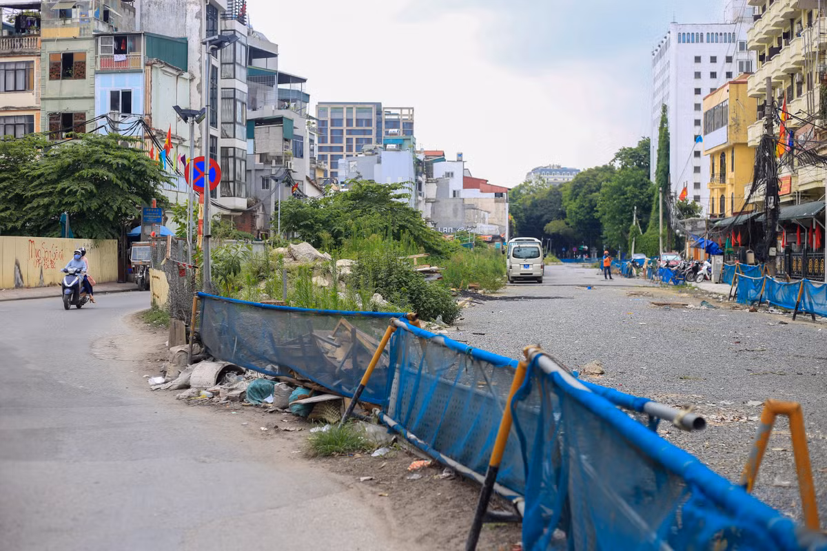 Công trường S11 gần khu vực Văn Miếu Quốc Tử Giám (quận Đống Đa) rào chắn được thiết lập tạm bợ, có đèn cảnh báo nguy hiểm vào buổi tối nhưng đã hư hỏng.