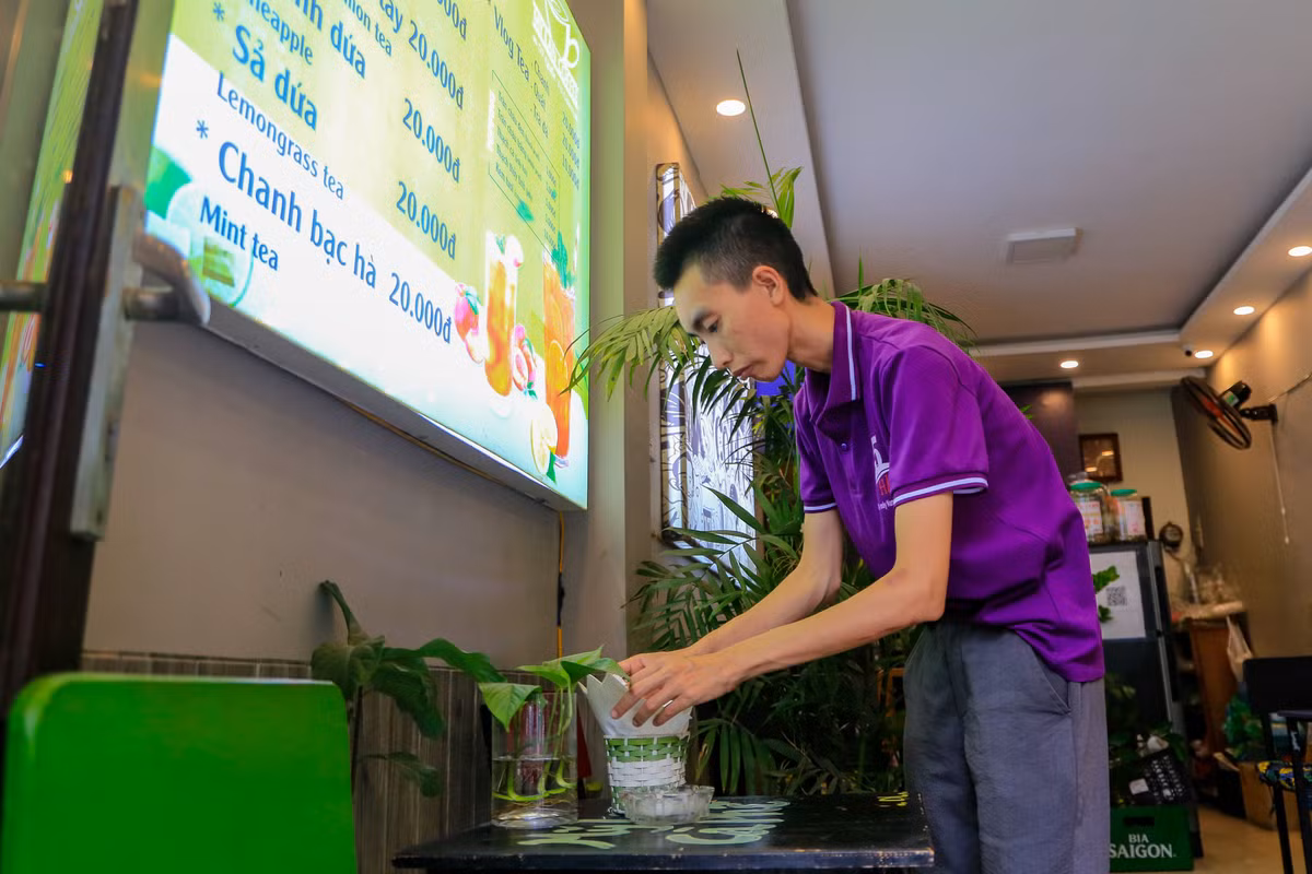 Anh Linh (nhân viên của quán), cho biết: "Lượng khách đến với quán giảm đáng kể từ khi có công trình này. Hiện tại tôi cũng chỉ mong công trình hoàn thiện để cửa hàng có vị trí thoáng đãng bán hàng".