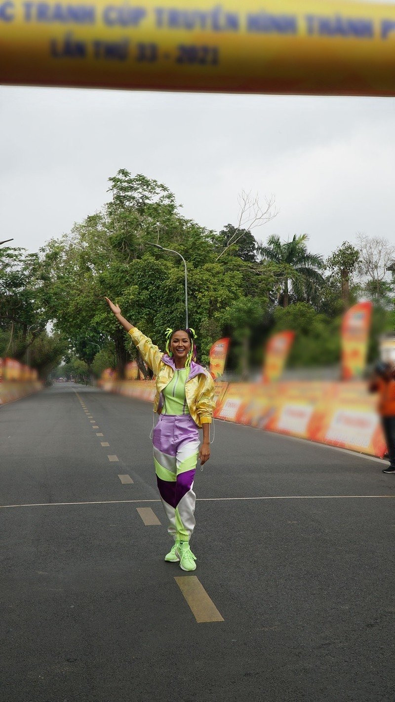 Phong độ tự phối đồ, trang điểm của HHen Niê - Hình 5 Phong do tu phoi do, trang diem cua HHen Nie-Hinh-5