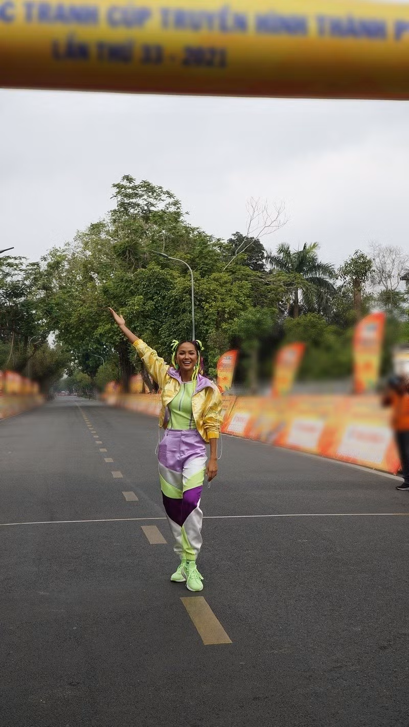 Phong độ tự phối đồ, trang điểm của HHen Niê - Hình 5 Phong do tu phoi do, trang diem cua HHen Nie-Hinh-5