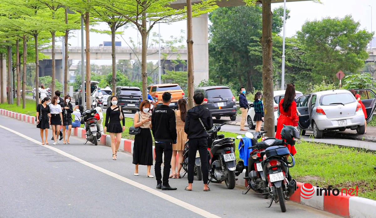Chi em Ha Noi lao ra giua duong 'song ao' voi hang bang la xanh-Hinh-2