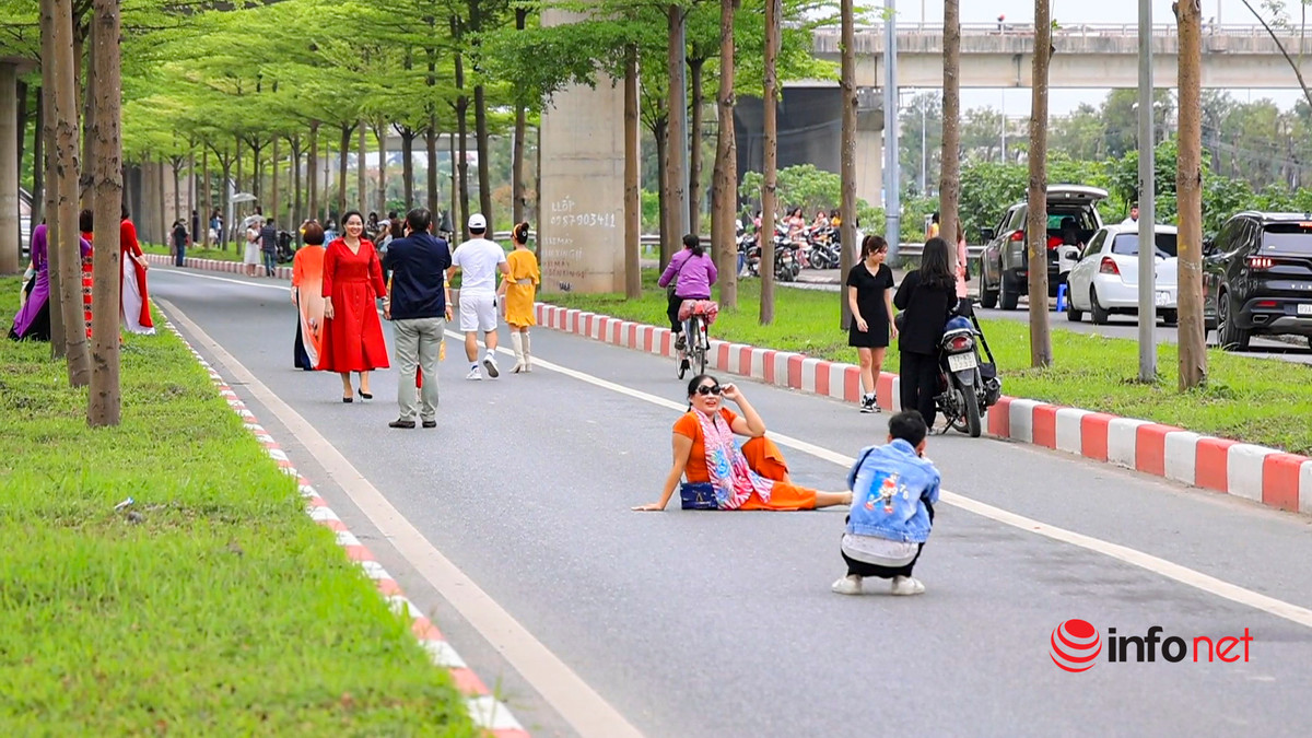 Chi em Ha Noi lao ra giua duong 'song ao' voi hang bang la xanh-Hinh-4