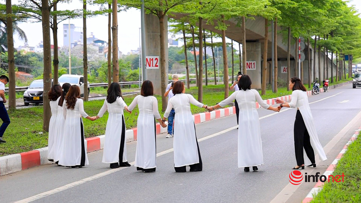 Chi em Ha Noi lao ra giua duong 'song ao' voi hang bang la xanh