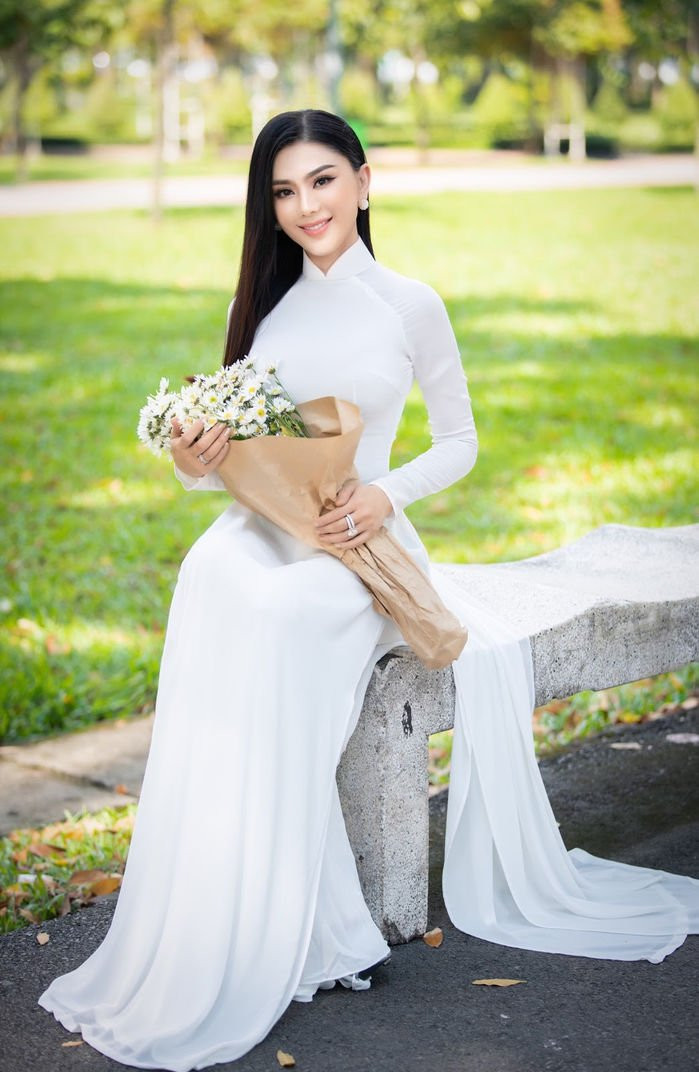Mỹ nhân chuyển giới Vbiz trong tà áo dài trắng - Hình 4 My nhan chuyen gioi Vbiz trong ta ao dai trang-Hinh-4