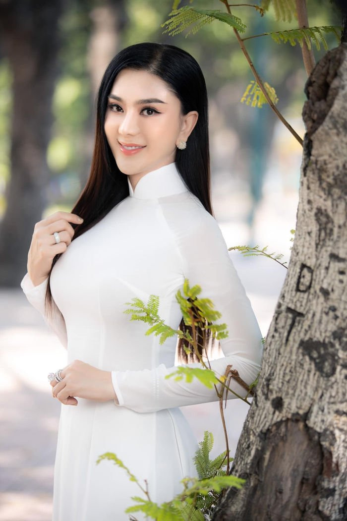 Mỹ nhân chuyển giới Vbiz trong tà áo dài trắng - Hình 5 My nhan chuyen gioi Vbiz trong ta ao dai trang-Hinh-5