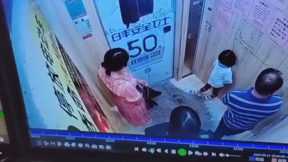 Clip: Thang may bat ngo roi tu do, ca gia dinh thoat chet kho tin