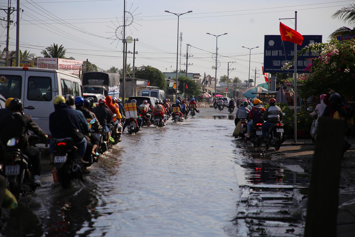 Thượng tá Trần Ngọc Đời - Phó Trưởng phòng CSGT, Công an tỉnh Vĩnh Long cho biết, sáng nay do ảnh hưởng triều cường, kết hợp lượng phương tiện di chuyển từ miền Tây lên TPHCM đông nên xảy ra ùn ứ cục bộ trên quốc lộ 1 (đoạn địa tỉnh phận tỉnh Vĩnh Long).