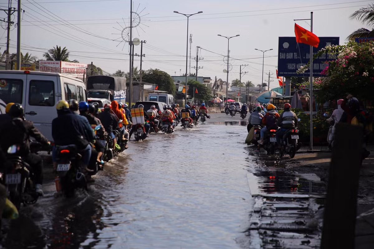 Thượng tá Trần Ngọc Đời - Phó Trưởng phòng CSGT, Công an tỉnh Vĩnh Long cho biết, sáng nay do ảnh hưởng triều cường, kết hợp lượng phương tiện di chuyển từ miền Tây lên TPHCM đông nên xảy ra ùn ứ cục bộ trên quốc lộ 1 (đoạn địa tỉnh phận tỉnh Vĩnh Long).