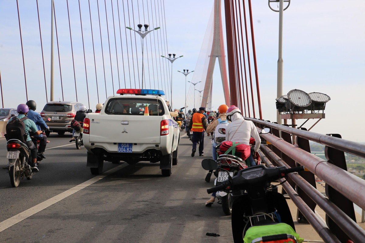 Nhiều người dừng nghỉ trên Cần Thơ tiềm ẩn nguy cơ tai nạn giao thông. Lực lượng CSGT phải thường xuyên nhắc nhở.