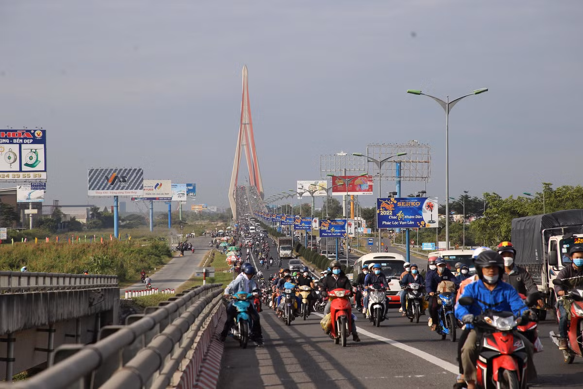 Lượng phương tiện trên tuyến quốc lộ 1, hướng từ TP Cần Thơ sang Vĩnh Long tăng cao.