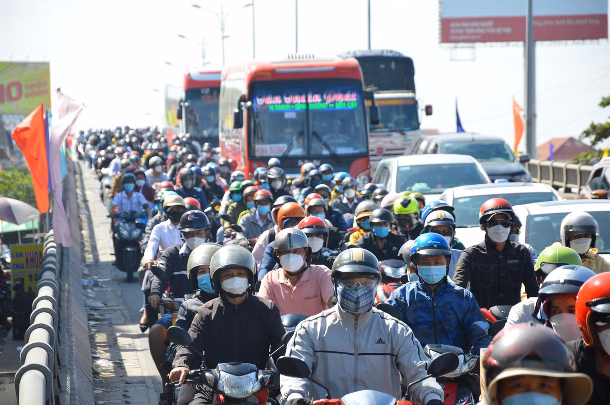 Trên tuyến quốc lộ 1 (đoạn qua địa bàn huyện Cái Bè, tỉnh Tiền Giang) xảy ra tình trạng ùn ứ, người dân đứng 'chôn chân' nhiều giờ.