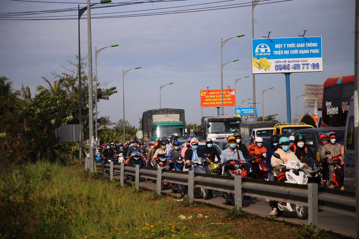 Do lượng người tham gia giao thông tăng đột biến nên xảy ra tình trạng kẹt xe, ùn ứ nghiêm trọng nhiều nơi trên quốc lộ 1.
