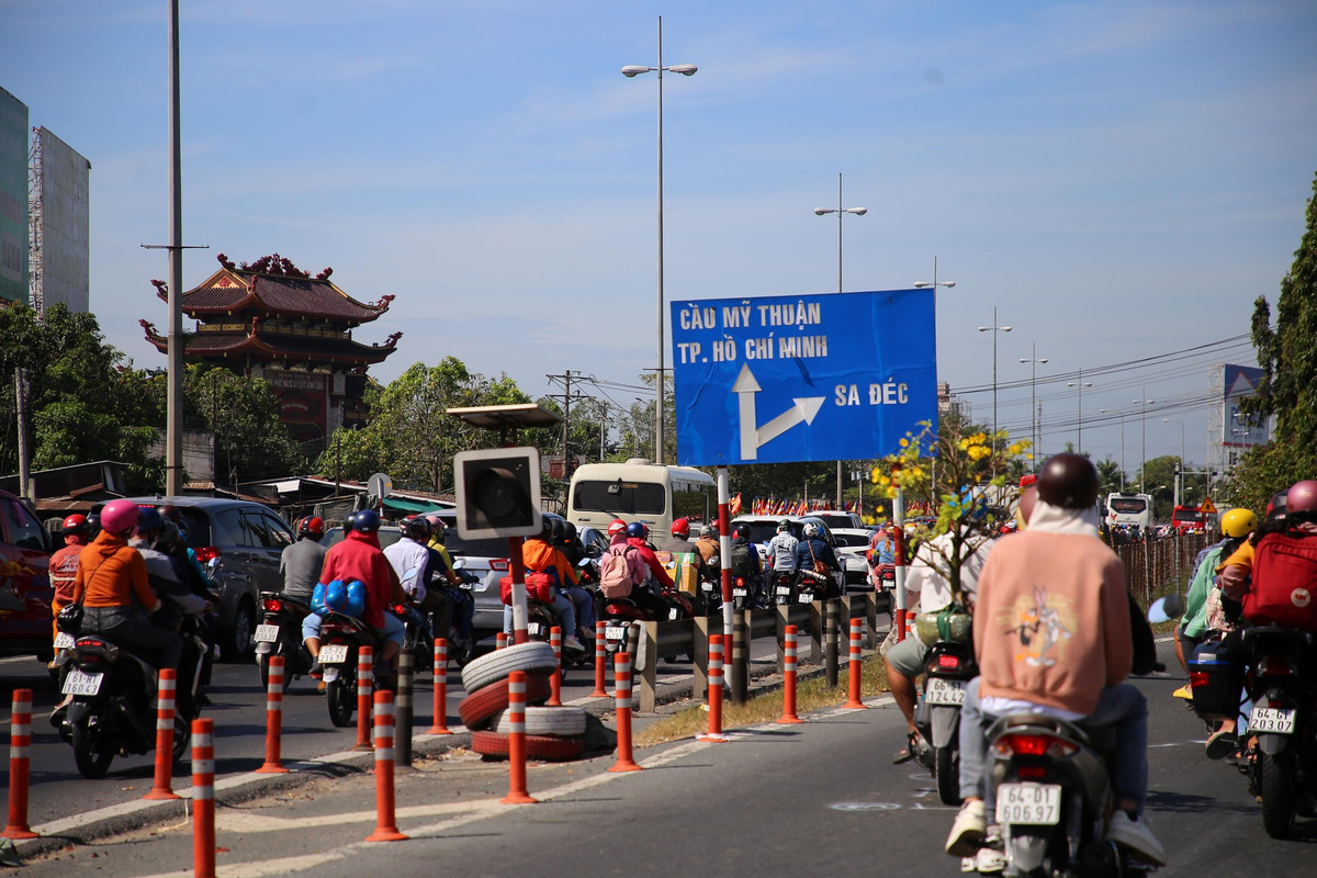Tại cầu Mỹ Thuận (nối hai tỉnh Vĩnh Long - Tiền Giang), lượng phương tiện cũng tăng đột biến.