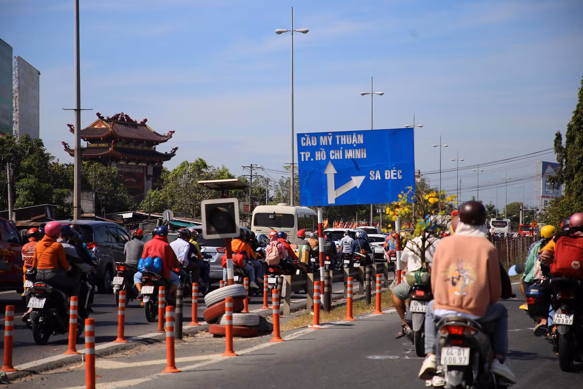 Tại cầu Mỹ Thuận (nối hai tỉnh Vĩnh Long - Tiền Giang), lượng phương tiện cũng tăng đột biến.