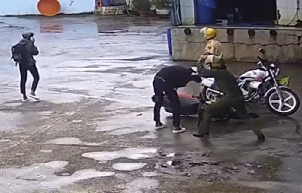 Xac minh clip canh sat danh 2 thieu nien chay xe may