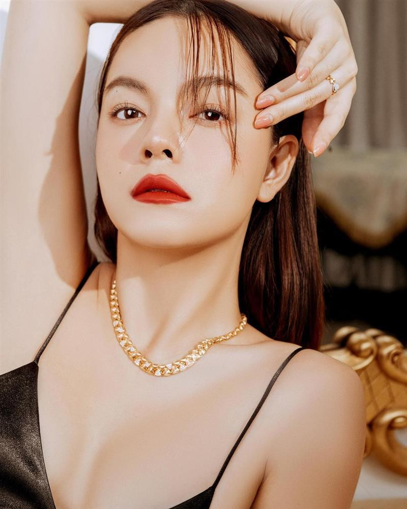 Pham Quynh Anh bi dam tieu tren may bay