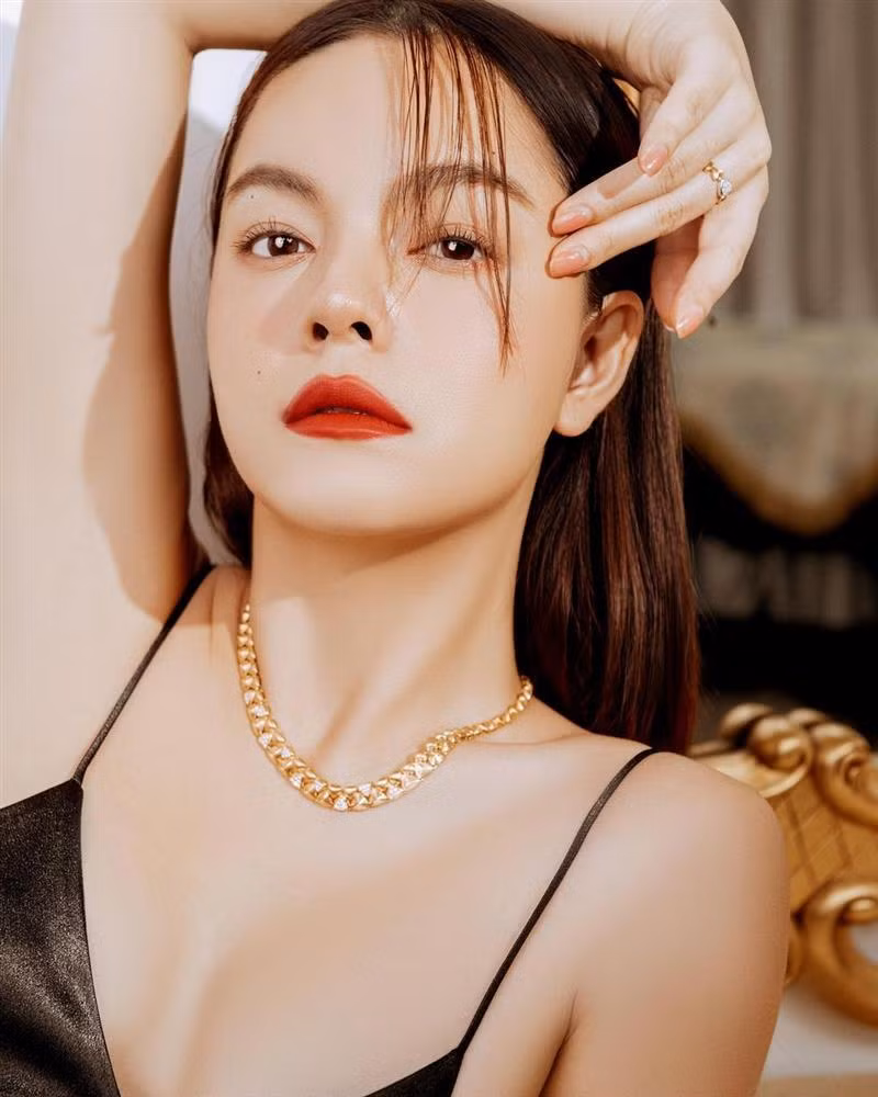 Pham Quynh Anh bi dam tieu tren may bay