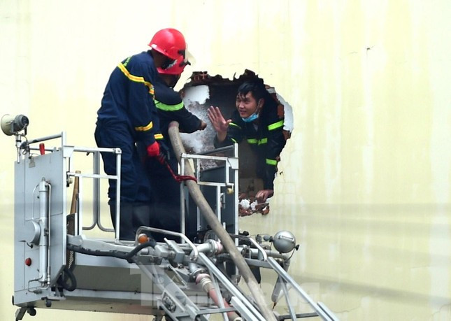 Vu chay quan karaoke Binh Duong: Vi sao phai cuu hoa den 24 gio?